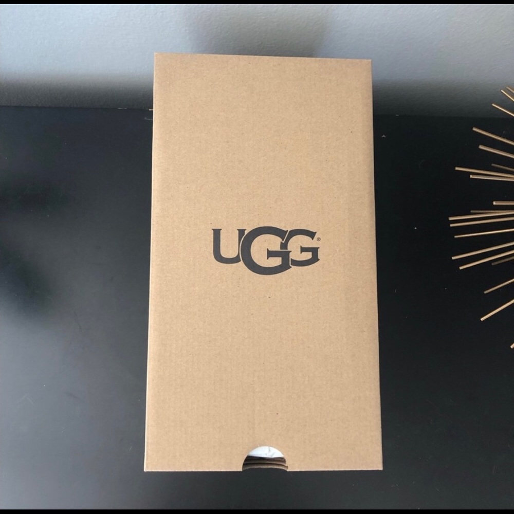 UGG HAILEY FLUFF SHEARLING SLIPPER, Size 9 - Picture 6 of 8